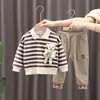Traje Infantil Coreano Novo Primavera e Outono Masculino e Feminino Gola Lapela Bolso Listrado Urso Manga Longa Calças Terno de Duas Peças