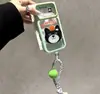 El cordón de doble soporte West Highland se transforma instantáneamente en una funda compatible con iPhone 16 Pro Max, diseño cielo estrellado de dopamina