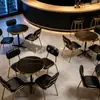 Mesa alta de bar de lujo ligero con sillas tapizadas, diseño minimalista moderno para un bar o pub, mesa y sillas negras y doradas, elegante mesa y sillas de comedor para cafetería