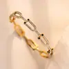 Europa y Estados Unidos al por mayor transfronterizo al por mayor de mujer sentido de alto nivel de joyería que no se decolora pulsera de acero de titanio chapada en oro para mujer