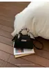 Bolsa de mano de bufanda de seda de nicho de alta gama al por mayor transfronteriza para mujer, nueva y elegante, bolsa de lujo ligero tipo Kelly, bandolera cruzada de un solo hombro