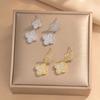 Aretes de Flor de Cuatro Hojas de Diamantes Completos de Lujo Ligero Micro-Incrustados de Zircón Aretes de Tres Flores de la Suerte Joyería de Oreja Versátil a la Moda Elegante para Mujeres