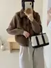Cardigan elegante de tricô com retalhos de pelo sintético de vison, dupla face, nova coleção outono/inverno 2026, casaco suéter de lapela de alta qualidade para mulheres