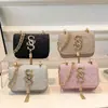 Bolso Cuadrado Pequeño de Hombro Cruzado para Viaje con Borla de Letra de Moda 2026 Gran Capacidad Cadena Simple