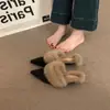 Outono/Inverno 2026 Novo Francês de Alta Qualidade Exquisitos Saltos Altos Chinelos de Pelo Mules Slip-on Femininos Sapatos de Couro