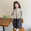 Conjunto de menina 2026 nova coleção de primavera: um conjunto de três peças para meninas, com um colete de algodão com tema de floresta, calças de perna larga e uma blusa de base