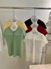 Wgwe2026 Verão Estilo Coreano Estilo Ins Jovem Versátil Design Camiseta de Manga Curta com Gola Henley Ombro Direito para Mulheres W10198