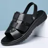 Novas sandálias de verão para homens, estilo praia, antiderrapantes, resistentes ao desgaste, sapatos respiráveis para dirigir, com sola macia, sandálias e chinelos de uso duplo