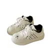 Nuevas zapatillas blancas de dibujos animados lindas 2026, colección de otoño, para mujer, con cordones, suela gruesa, que aumentan la altura, zapatos casuales versátiles para el uso diario