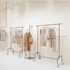 Estante de Exhibición para Tienda de Ropa Barra para Colgar Ropa de Pie Plata Cepillada de Acero Inoxidable con Ruedas Estante de Exhibición de Estantería para Tienda de Ropa de Mujer