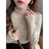Camisa básica de malha feminina para outono e inverno com bordas franzidas e gola semimédia, adequada para usar em camadas ou como peça externa, com um design suave e único.