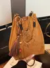 Bolsa de Ombro Feminina Moda Estilo Europeu e Americano 2025 Outono e Inverno Nova Bolsa de Ombro Casual Bolsa Tote com Rebites Bolsa de Mão com Franjas