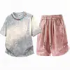 Conjunto de Camiseta e Shorts Estampado Tie-Dye Novo Design de Verão para Adolescentes e Estudantes, Roupas Masculinas Casuais Esportivas de Caimento Solto
