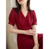 Vestido Vermelho 2026 Novo Verão Estilo Francês Decote V Cintura Marcada Design Emagrecedor Nicho Elegante Vestido de Cocktail