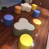 Sala de Conferencias del Centro de Capacitación de Jardín de Infantes Área de Descanso Vestíbulo Sofá Suave con Forma Modular Taburete Mesa de Café Simple Comercial