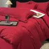 Conjunto de Quatro Peças em Jacquard Embossado de Cor Sólida 100% Algodão Vermelho Escuro para Quarto de Casamento, Lençol de Cama e Capa de Edredom, Modelo de Luxo para Todas as Estações