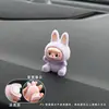 Enfeites de carro Labubu 2026 novos acessórios de interior da moda boneca de pelúcia fofa brinquedo de pelúcia de carro Labubu