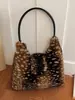 2026 Nuevo Otoño Invierno Versátil Bolso de Hombro Cruzado para Viajes Diarios Gran Capacidad Sentido del Diseño de Alta Gama Bolso Tote con Diseño de Ciervo Pequeño