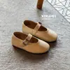 Nova Coleção Primavera 2026 Sapatos Infantis Estilo Francês Retrô Fivela de Cinto Sola Macia Sapatos de Bebê Sapatos Pequenos de Couro para Meninas