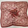 Pañuelo cuadrado Rao Yun 70 seda de imitación estilo americano nuevo, estampado de cachemir rojo con lunares, estilo versátil para llevar alrededor de la cintura, marca de agua, en stock