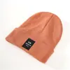 Estilo coreano otoño e invierno Nuevo Digital N86 etiqueta de cuero con letra para hombres y mujeres sombrero de clima frío combinable para todo, sombrero de lana tejido cálido a prueba de frío, moda