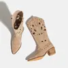 Botas Western Cowboy de Salto Alto Espessas Vazadas para Mulheres 2025 Novas Botas Bordadas de Cano Médio Botas de Cano Alto Fosco Retrô