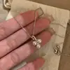 Colar com Pingente de Pérola Uva Pequena Estilo Coreano Novo para Mulheres High-End de Luxo Leve Nicho Simples Versátil Corrente para Suéter