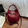 Bolso tipo cubo vintage desgastado 2026 otoño e invierno nuevo bolso de mano de moda con cierre de candado bolso versátil casual de hombro y cruzado para el trabajo