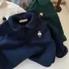Camisa polo de fleece dupla face outono e inverno estilo coreano bordado de urso bebê moletom para meninos e meninas blusa solta pequena e média infantil top moderno