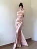 Vestido Largo de Hombros Descubiertos para Mujer, Texturizado, Ceñido a la Cintura, con Abertura, Ajustado, Elegante Vestido de Noche Color Champaña para Ser Anfitriona