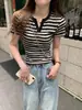 Camiseta de Manga Corta con Cuello Abierto a Rayas y Bloques de Color de Moda para Mujer, Nuevo Top Versátil Ajustado para el Verano 2026