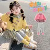 Conjunto xadrez color block com gravata borboleta estilo coreano para meninas, novo conjunto de duas peças da moda para outono e primavera de 2026 para meninas pequenas