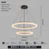 Sala de estar estilo vila com pé-direito alto, apresentando iluminação minimalista e moderna, um hall espaçoso com um grande lustre e uma sofisticada luz de escada, todos feitos de ferro e ferro forjado.