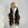 Directo de fábrica, en stock, peluca larga rizada sintética de alta temperatura para mujer con un sombrero moderno y cobertura para la cabeza integrada