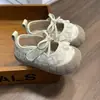 Novos Sapatos Pré-Caminhada para Meninas Outono 2026, Sapatos de Princesa Fofos com Flores Pequenas Confortáveis para Bebês, Sapatos Fechados com Solado Macio para Meninas