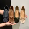 Aumento de altura interior 4 cm ~ Otoño 2026 nuevo bailarinas de terciopelo versátiles estilo francés con punta poco profunda y suela suave, perfectas para ir al trabajo y el uso diario