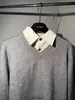 Suéter tipo polo de punto de alta gama con cuello en V, diseño de dos piezas falsas para hombre, diseño de otoño e invierno, tejido elegante para parejas