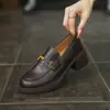 2026 Novos Mocassins Femininos Sola Grossa Salto Bloco Retro Britânico Fivela de Metal Slip-on Pretos Pequenos Sapatos de Couro