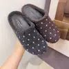 Mules cerrados tipo Birkenstock con suela gruesa y estampado de lunares para mujer, colección otoño 2026, diseño sin cordones, versátiles y cómodos para usar al aire libre.