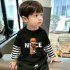 Camiseta de manga comprida para meninos, estilo primavera e outono, para crianças mais velhas, novo modelo 2026, algodão puro, respirável, camiseta base infantil casual de duas peças falsas