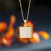 Colgante de jade blanco Hotan con incrustaciones de oro y baño de plata S925 para mujer, diseño geométrico cuadrado, simple y elegante.