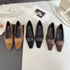 Terciopelo de otoño nuevo bajo precio versátil estilo retro sin cordones zapatos de abuela suela suave boca poco profunda zapatos de un solo color para mujer punta cuadrada 2026 para ir al trabajo