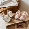 Tênis Esportivo Infantil da Moda 2026 Novidades de Verão Sapatos Casuais Respiráveis Vazados para Meninas para Crianças Pequenas e Crianças Jovens Tênis de Treino Outdoor Alemão