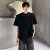 Estilo de Diseño Americano High Street Decoración con Remaches Metálicos Camiseta de Manga Corta Cleanfit para Hombre, Marca Trendy Holgada Top Genial