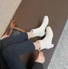 2026 Estilo Coreano Inverno Novo Tendência Versátil Branco Couro Macio Botas Curtas Slim Femininas Veludo Extra Espessura Salto Médio Botas de Moda