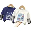 Camiseta de manga larga para niño, nuevo modelo primavera y otoño 2026, top estiloso para niños, camiseta base de moda de imitación de dos piezas para niños mayores