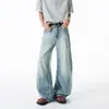 Calça jeans masculina wide leg azul lavada com efeito desgastado estilo retro americano, calça longa reta solta, calça slim fit com leve boca de sino
