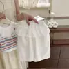 Conjunto de duas peças feminino estilo coreano, novo, da moda e estiloso, para o verão de 2026: top de manga curta com uma saia falsa e calça casual