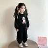 Nuevo conjunto de ropa para niños de primavera y otoño: conjunto de dos piezas de sudadera de dibujos animados elegante y pantalones deportivos casuales para uso al aire libre