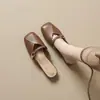 Chinelos slip-on femininos para o outono de 2026, para usar em casa e ao ar livre, novos chinelos planos estilosos e práticos, de solado macio.